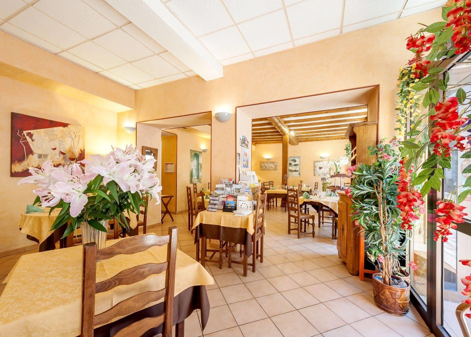 Hôtel Restaurant Le Saint Clément Esterno foto