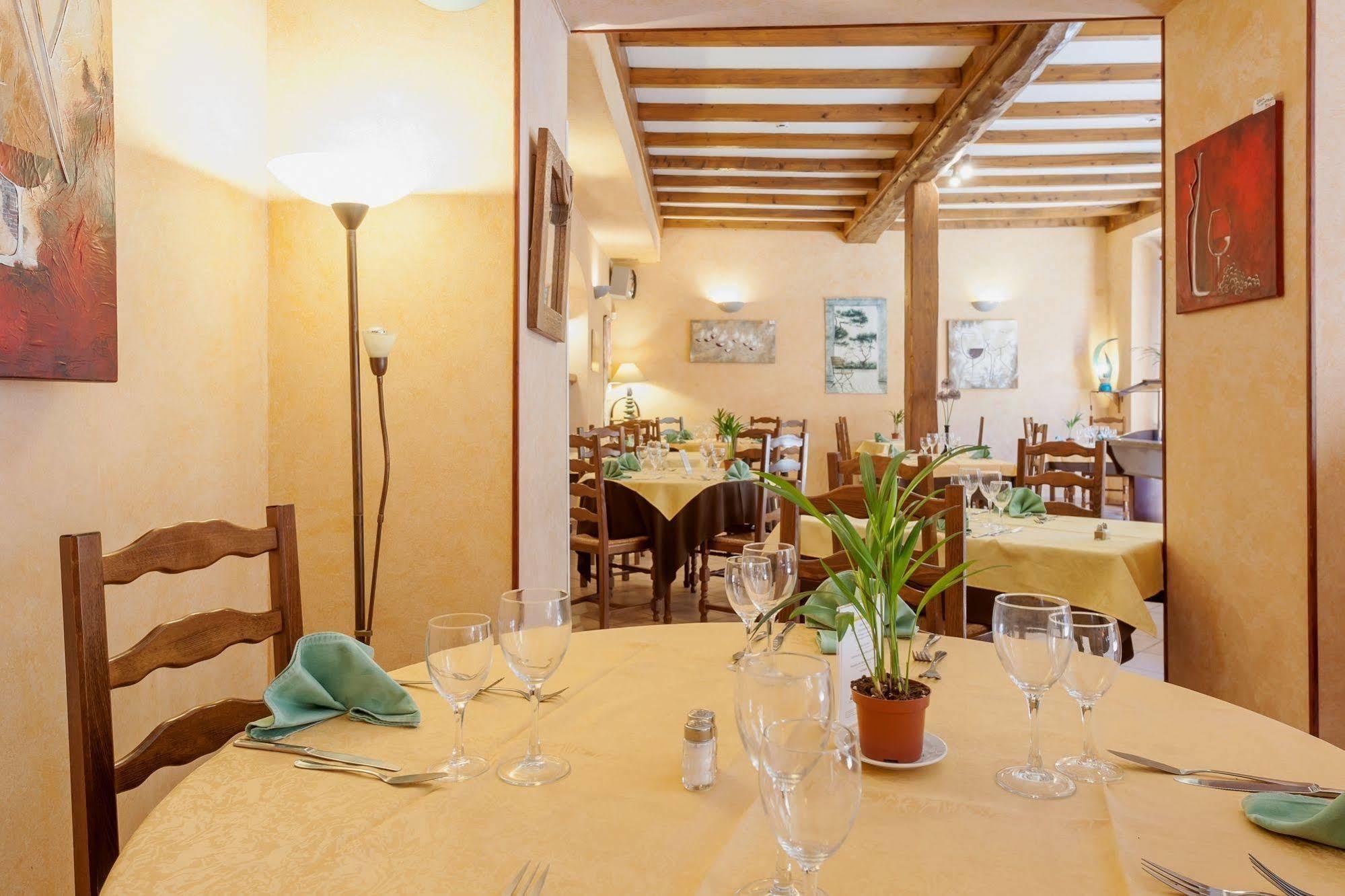 Hôtel Restaurant Le Saint Clément Esterno foto