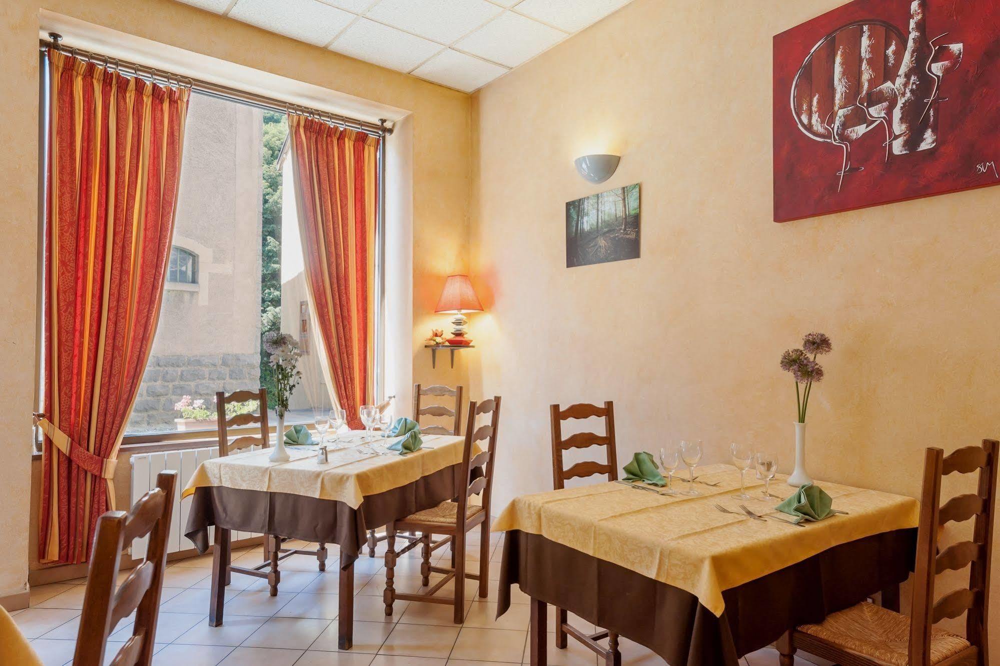 Hôtel Restaurant Le Saint Clément Esterno foto
