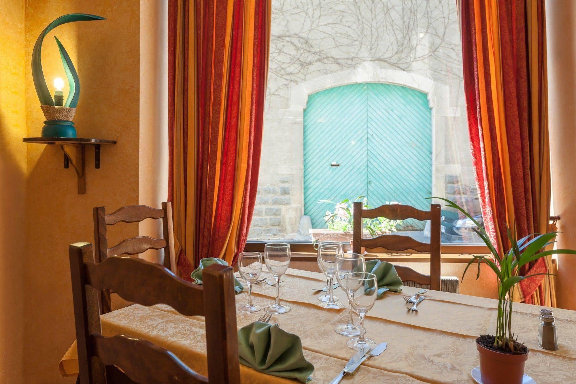 Hôtel Restaurant Le Saint Clément Esterno foto
